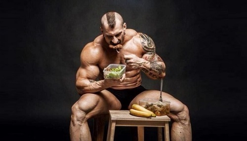 hombre-musculoso-comiendo