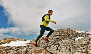 Lee más sobre el artículo ¿Cuál es la técnica correcta para subir una colina corriendo?