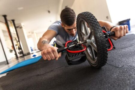 entrenar con rueda abdominal