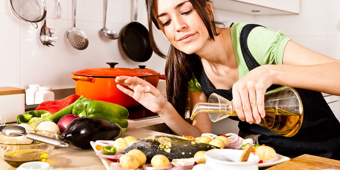 mujer cocinando saludable