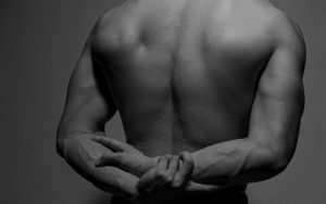 Lee más sobre el artículo Paso a paso para prevenir la sobrecarga lumbar en el press de banca declinado