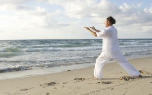 Lee más sobre el artículo ¿Cuándo es mejor hacer yoga, por la mañana o por la noche?